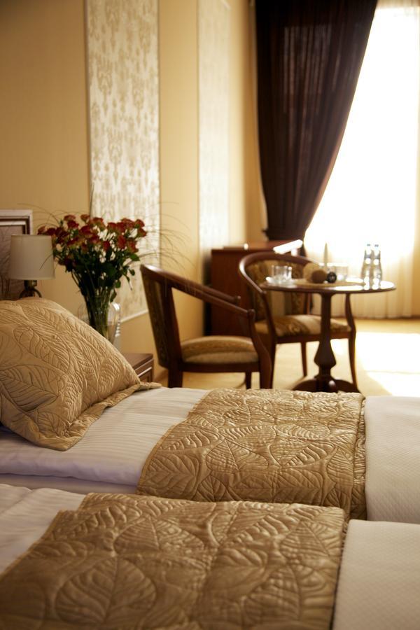 Dioskuria Hotel Sukhumi Ngoại thất bức ảnh