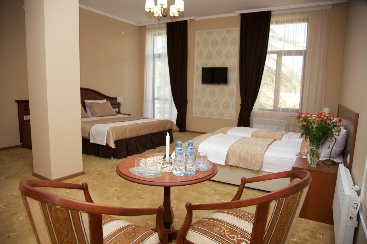 Dioskuria Hotel Sukhumi Ngoại thất bức ảnh